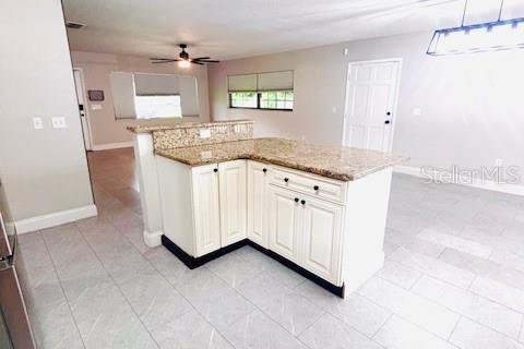 Propiedad comercial en alquiler en Valrico, Florida, 127.83 m2 № 1820889 - foto 12