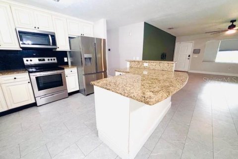 Propiedad comercial en alquiler en Valrico, Florida, 127.83 m2 № 1820889 - foto 3