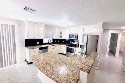 Propiedad comercial en alquiler en Valrico, Florida, 127.83 m2 № 1820889 - foto 2