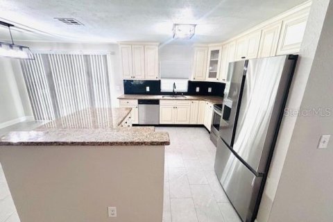 Propiedad comercial en alquiler en Valrico, Florida, 127.83 m2 № 1820889 - foto 4