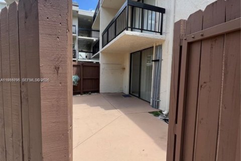 Apartamento en alquiler en Miami, Florida, 1 dormitorio, 65.31 m2 № 2044967 - foto 2