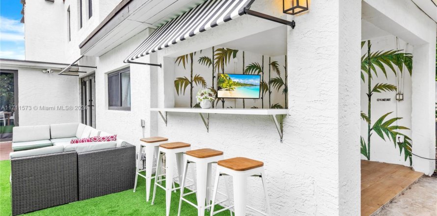 Casa en Miami, Florida 7 dormitorios, 282.14 m2 № 1464337