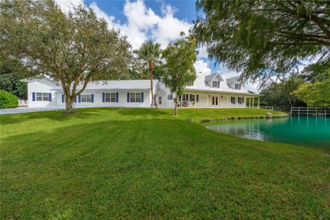 House in Southwest Ranches, Florida 4 bedrooms, 307.79 sq.m. № 1763914 - photo 1