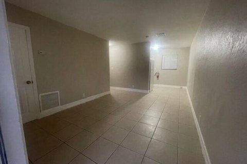 Propiedad comercial en alquiler en West Palm Beach, Florida, 2 dormitorios, 92.9 m2 № 921205 - foto 1