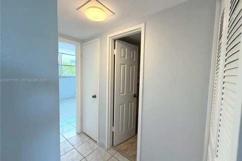 Copropriété à louer à North Miami Beach, Floride: 2 chambres, 95.22 m2 № 2145775 - photo 4