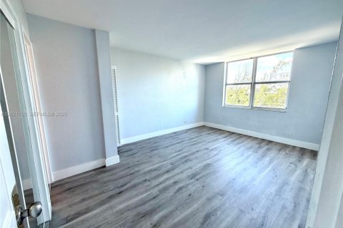 Copropriété à louer à North Miami Beach, Floride: 2 chambres, 95.22 m2 № 2145775 - photo 10