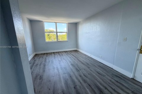 Copropriété à louer à North Miami Beach, Floride: 2 chambres, 95.22 m2 № 2145775 - photo 12