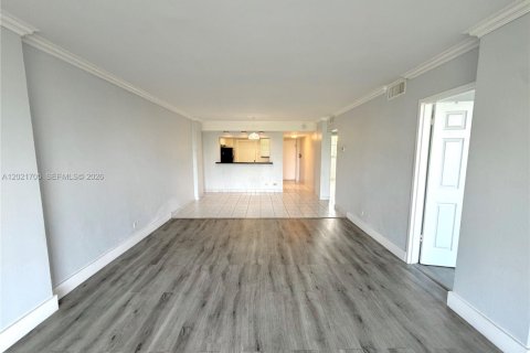 Copropriété à louer à North Miami Beach, Floride: 2 chambres, 95.22 m2 № 2145775 - photo 2