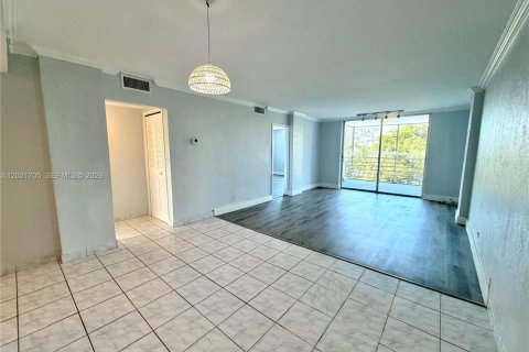 Copropriété à louer à North Miami Beach, Floride: 2 chambres, 95.22 m2 № 2145775 - photo 9