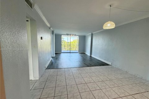 Copropriété à louer à North Miami Beach, Floride: 2 chambres, 95.22 m2 № 2145775 - photo 3