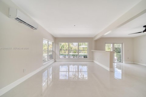 House in Palmetto Bay, Florida 4 bedrooms, 196.3 sq.m. № 2070859 - photo 11