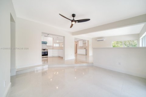 House in Palmetto Bay, Florida 4 bedrooms, 196.3 sq.m. № 2070859 - photo 13