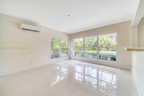 House in Palmetto Bay, Florida 4 bedrooms, 196.3 sq.m. № 2070859 - photo 14