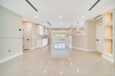 House in Palmetto Bay, Florida 4 bedrooms, 196.3 sq.m. № 2070859 - photo 3