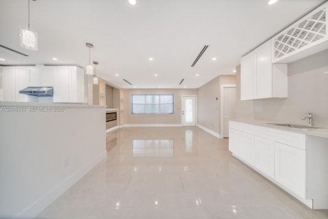 House in Palmetto Bay, Florida 4 bedrooms, 196.3 sq.m. № 2070859 - photo 9