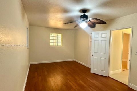 House in Hollywood, Florida 2 bedrooms, 85.47 sq.m. № 2015185 - photo 5