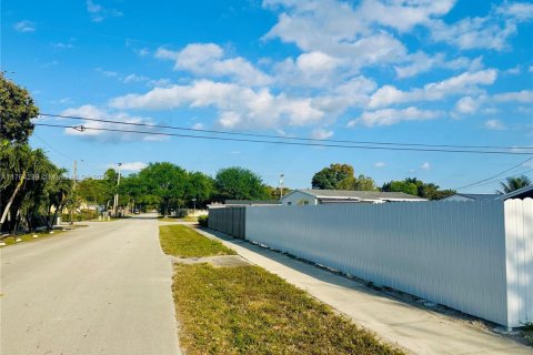 House in Hollywood, Florida 2 bedrooms, 85.47 sq.m. № 2015185 - photo 12