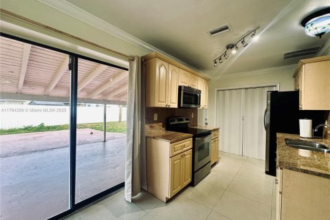 House in Hollywood, Florida 2 bedrooms, 85.47 sq.m. № 2015185 - photo 4