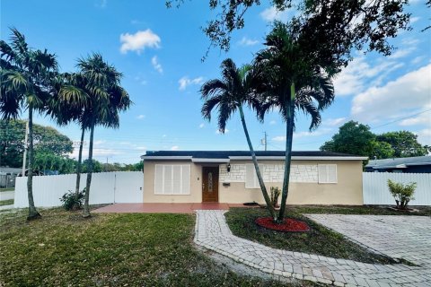 House in Hollywood, Florida 2 bedrooms, 85.47 sq.m. № 2015185 - photo 13