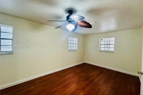 House in Hollywood, Florida 2 bedrooms, 85.47 sq.m. № 2015185 - photo 6