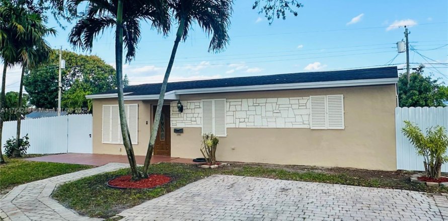 House in Hollywood, Florida 2 bedrooms, 85.47 sq.m. № 2015185