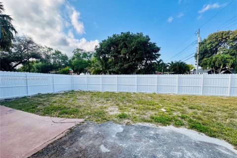 House in Hollywood, Florida 2 bedrooms, 85.47 sq.m. № 2015185 - photo 11