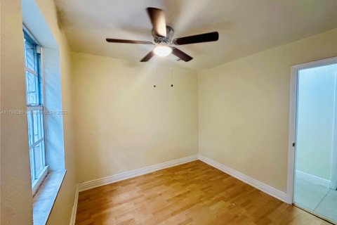 House in Hollywood, Florida 2 bedrooms, 85.47 sq.m. № 2015185 - photo 9