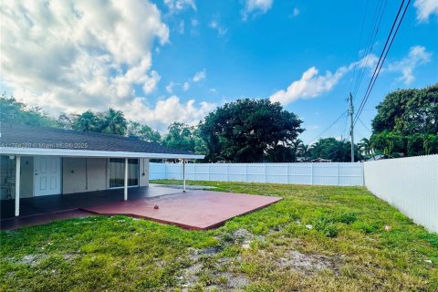 House in Hollywood, Florida 2 bedrooms, 85.47 sq.m. № 2015185 - photo 10