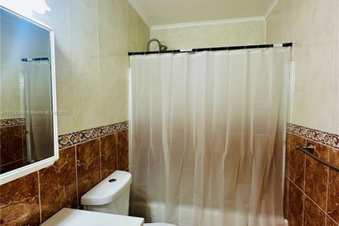 House in Hollywood, Florida 2 bedrooms, 85.47 sq.m. № 2015185 - photo 8