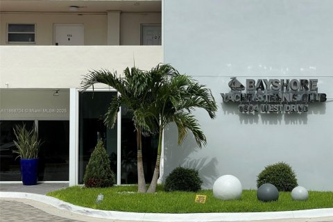 Condominio en venta en North Bay Village, Florida, 40.23 m2 № 1979358 - foto 3