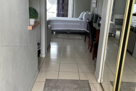 Condominio en venta en North Bay Village, Florida, 40.23 m2 № 1979358 - foto 4