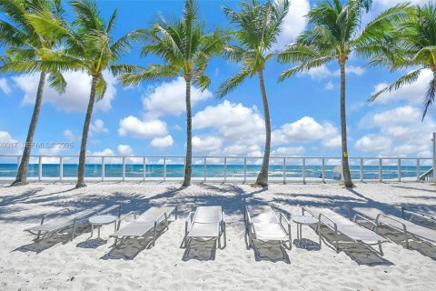 Condo in Hollywood, Florida, 1 bedroom № 2397438 - photo 19