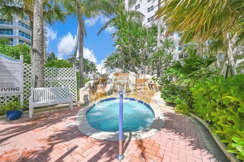 Condo in Hollywood, Florida, 1 bedroom № 2397438 - photo 15