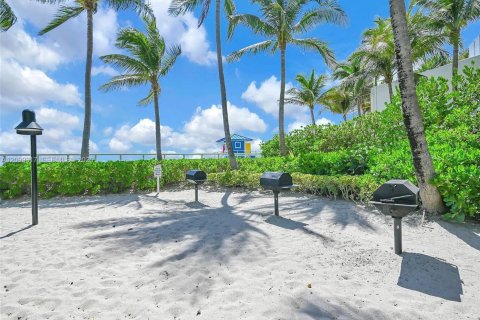 Condo in Hollywood, Florida, 1 bedroom № 2397438 - photo 16