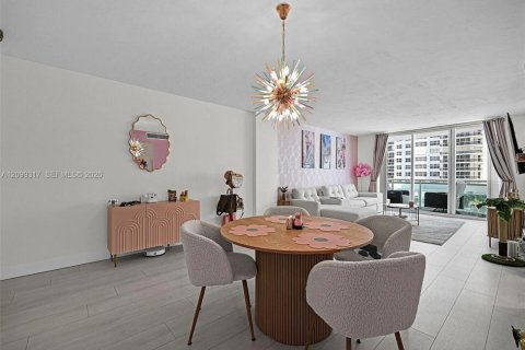 Condo in Hollywood, Florida, 1 bedroom № 2397438 - photo 6