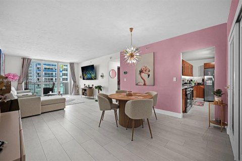 Condo in Hollywood, Florida, 1 bedroom № 2397438 - photo 5