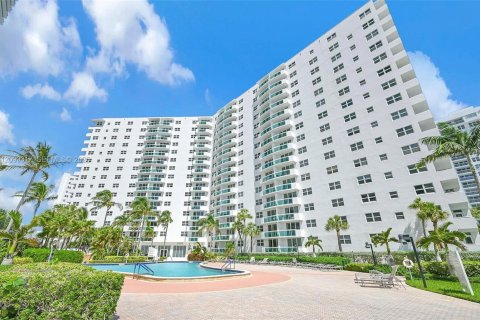 Condo in Hollywood, Florida, 1 bedroom № 2397438 - photo 17