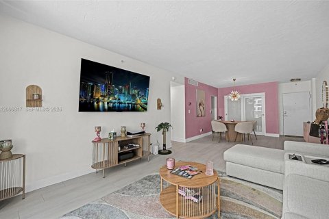 Condo in Hollywood, Florida, 1 bedroom № 2397438 - photo 3