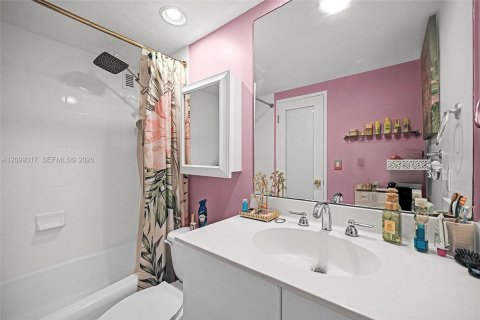 Condo in Hollywood, Florida, 1 bedroom № 2397438 - photo 11