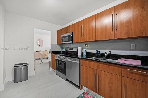 Condo in Hollywood, Florida, 1 bedroom № 2397438 - photo 9