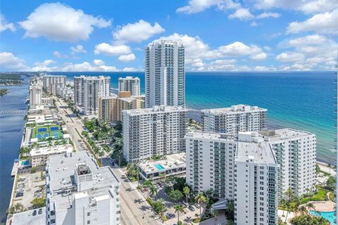 Condo in Hollywood, Florida, 1 bedroom № 2397438 - photo 18