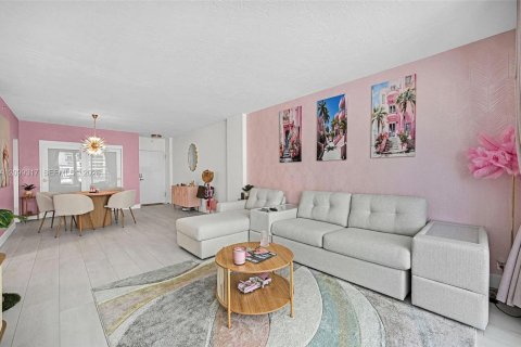 Condo in Hollywood, Florida, 1 bedroom № 2397438 - photo 2