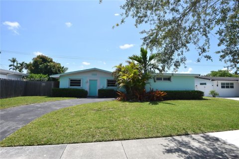 House in Cutler Bay, Florida 3 bedrooms, 138.8 sq.m. № 1784170 - photo 1