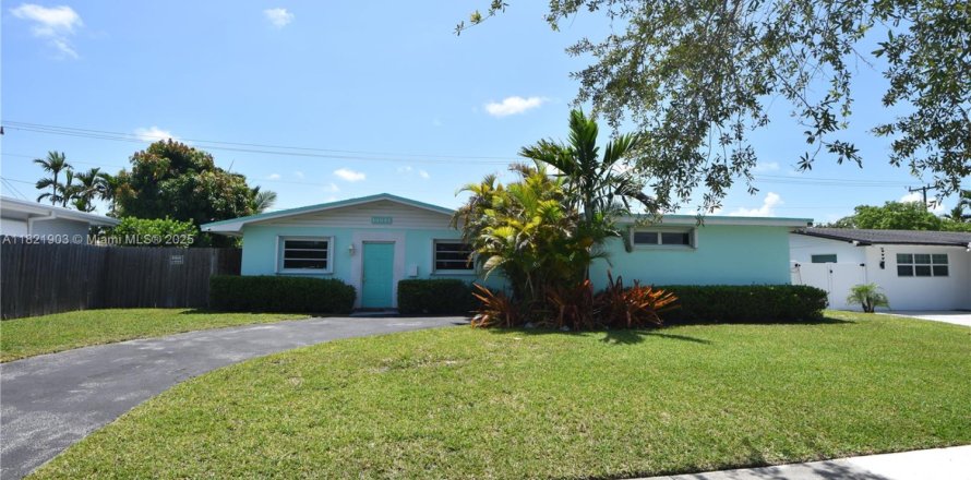 House in Cutler Bay, Florida 3 bedrooms, 138.8 sq.m. № 1784170