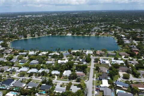 House in Cutler Bay, Florida 3 bedrooms, 138.8 sq.m. № 1784170 - photo 12