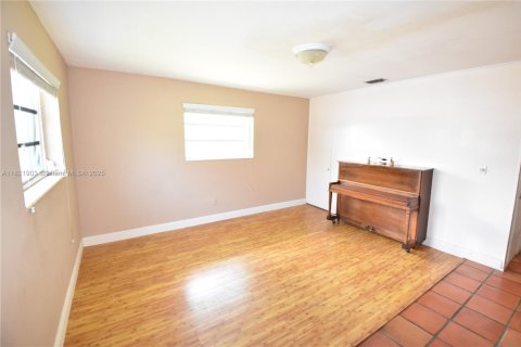 House in Cutler Bay, Florida 3 bedrooms, 138.8 sq.m. № 1784170 - photo 3