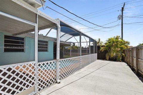 House in Cutler Bay, Florida 3 bedrooms, 138.8 sq.m. № 1784170 - photo 20
