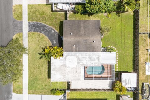 House in Cutler Bay, Florida 3 bedrooms, 138.8 sq.m. № 1784170 - photo 22