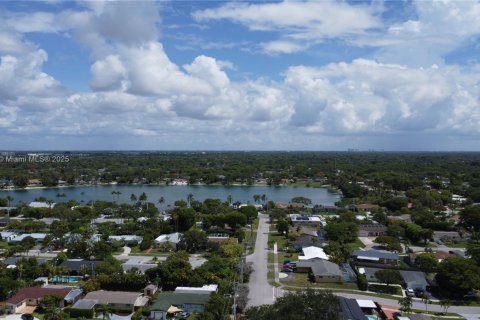 House in Cutler Bay, Florida 3 bedrooms, 138.8 sq.m. № 1784170 - photo 10