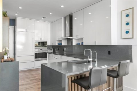 Touwnhouse à vendre à Tampa, Floride: 4 chambres, 263.56 m2 № 2103566 - photo 7
